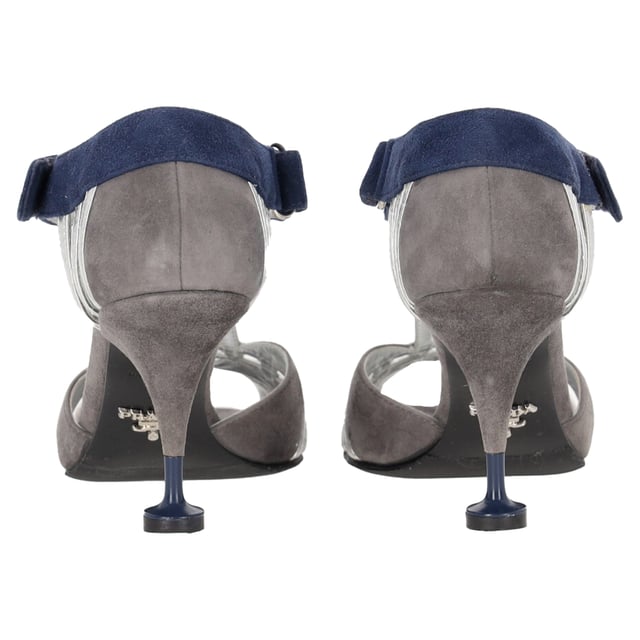 Empfohlener Verkaufspreis
Zeigen Sie sich frech mit diesen Riemchensandalen von Prada! Die Sandalen aus feinstem Leder und Wildleder haben eine tiefschwarze Vorderklappe und eine rote Hinterklappe. Silberne Einsätze zieren die Konturen und runden den Look ab.

Prada T-Riemen-Pumps mit Colorblock-Muster aus grauem Wildleder
Zustand: Sehr gut
Gebrauchsspuren: Leichte Gebrauchsspuren, wenig getragen, aber sehr gut erhalten. Leichte Gebrauchsspuren und Knicke an den Sohlen und Absätzen.
Verpackung: Karton, Staubbeutel
Farbe: Grau
Material: Wildleder
Größe: EU | 37
Maße: Absatzhöhe: 80; Innensohlenlänge: 240
Artikelnummer: NAPPUFRSH520146W