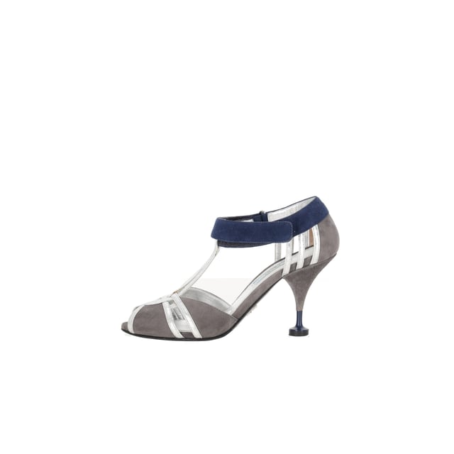 Empfohlener Verkaufspreis
Zeigen Sie sich frech mit diesen Riemchensandalen von Prada! Die Sandalen aus feinstem Leder und Wildleder haben eine tiefschwarze Vorderklappe und eine rote Hinterklappe. Silberne Einsätze zieren die Konturen und runden den Look ab.

Prada T-Riemen-Pumps mit Colorblock-Muster aus grauem Wildleder
Zustand: Sehr gut
Gebrauchsspuren: Leichte Gebrauchsspuren, wenig getragen, aber sehr gut erhalten. Leichte Gebrauchsspuren und Knicke an den Sohlen und Absätzen.
Verpackung: Karton, Staubbeutel
Farbe: Grau
Material: Wildleder
Größe: EU | 37
Maße: Absatzhöhe: 80; Innensohlenlänge: 240
Artikelnummer: NAPPUFRSH520146W