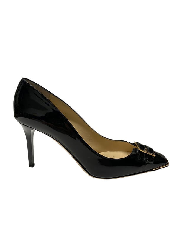 Empfohlener Verkaufspreis
Diese schwarzen Pumps von Jimmy Choo sind ein Must-have-Klassiker. Sie sind aus schwarzem Lackleder gefertigt und stehen auf hohen Absätzen. Sie haben eine quadratische Zehenpartie, doppelte Schnallenriemen mit eingraviertem Markenlogo und goldene Zierdetails.

Jimmy Choo Pumps mit doppelter Schnalle aus schwarzem Lackleder
Zustand: gut, mit leichten Flecken an Innen- und Laufsohle
Farbe: Schwarz
Material: Lackleder
Größe: 40,5
Gebrauchsspuren: Ja
Artikelnummer: 98091