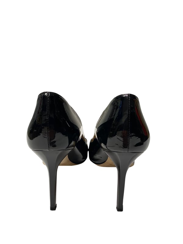 Empfohlener Verkaufspreis
Diese schwarzen Pumps von Jimmy Choo sind ein Must-have-Klassiker. Sie sind aus schwarzem Lackleder gefertigt und stehen auf hohen Absätzen. Sie haben eine quadratische Zehenpartie, doppelte Schnallenriemen mit eingraviertem Markenlogo und goldene Zierdetails.

Jimmy Choo Pumps mit doppelter Schnalle aus schwarzem Lackleder
Zustand: gut, mit leichten Flecken an Innen- und Laufsohle
Farbe: Schwarz
Material: Lackleder
Größe: 40,5
Gebrauchsspuren: Ja
Artikelnummer: 98091
