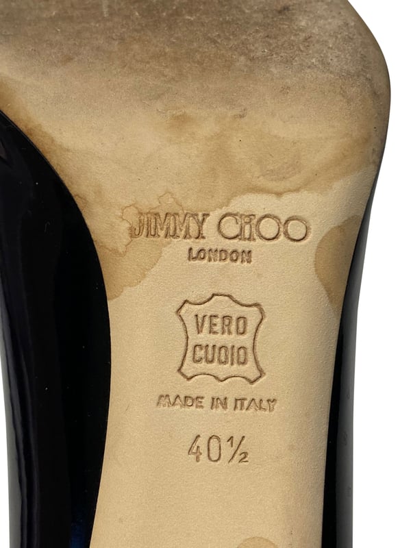 Empfohlener Verkaufspreis
Diese schwarzen Pumps von Jimmy Choo sind ein Must-have-Klassiker. Sie sind aus schwarzem Lackleder gefertigt und stehen auf hohen Absätzen. Sie haben eine quadratische Zehenpartie, doppelte Schnallenriemen mit eingraviertem Markenlogo und goldene Zierdetails.

Jimmy Choo Pumps mit doppelter Schnalle aus schwarzem Lackleder
Zustand: gut, mit leichten Flecken an Innen- und Laufsohle
Farbe: Schwarz
Material: Lackleder
Größe: 40,5
Gebrauchsspuren: Ja
Artikelnummer: 98091