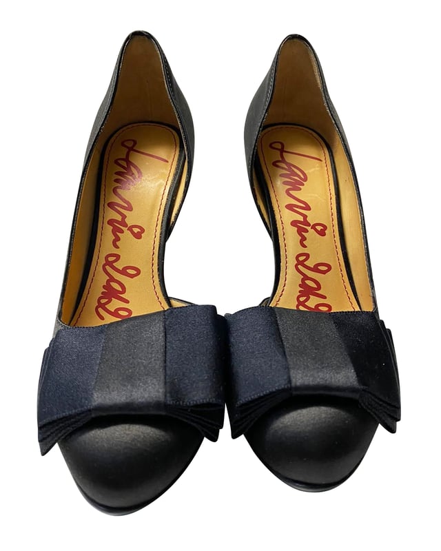 VINTAGE, RRP AS NEW
 Very pretty Lanvin pumps with leather interior, satin exterior, adorned with bows.
 120 mm heels 

Lanvin Bow Pumps 120 in Black Satin Leather
Color: black
Material: Satin
Condition: very good condition with moderate signs of wear on the soles
Size: 37
Sign of wear: Yes
SKU: 86017
