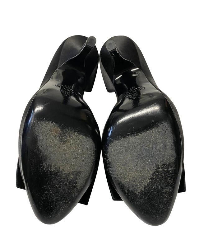 VINTAGE, RRP AS NEW
 Very pretty Lanvin pumps with leather interior, satin exterior, adorned with bows.
 120 mm heels 

Lanvin Bow Pumps 120 in Black Satin Leather
Color: black
Material: Satin
Condition: very good condition with moderate signs of wear on the soles
Size: 37
Sign of wear: Yes
SKU: 86017