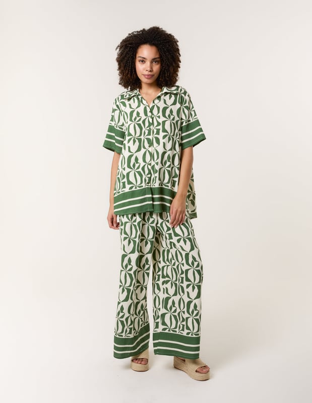 A retro print is alway fun! Team this 2 piece set with ivory trainers and be ready to take on your every day tasks in style.