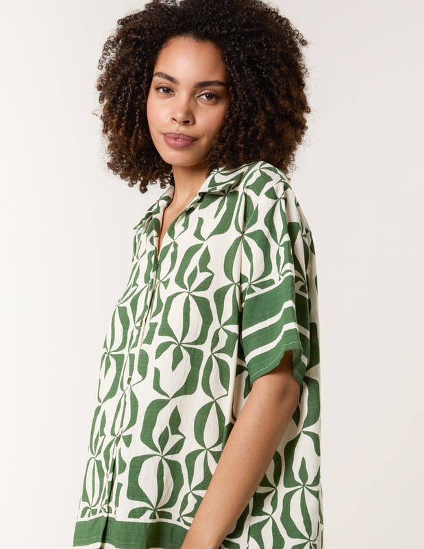 A retro print is alway fun! Team this 2 piece set with ivory trainers and be ready to take on your every day tasks in style.