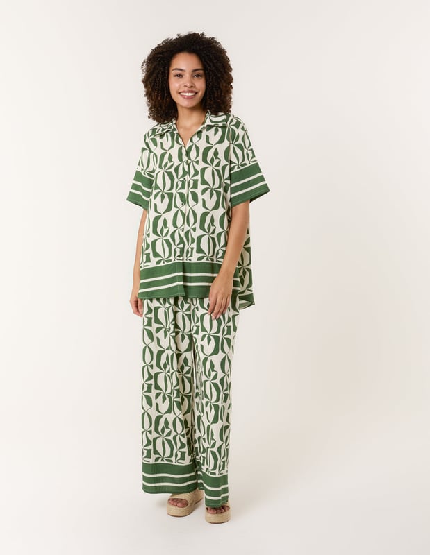 A retro print is alway fun! Team this 2 piece set with ivory trainers and be ready to take on your every day tasks in style.