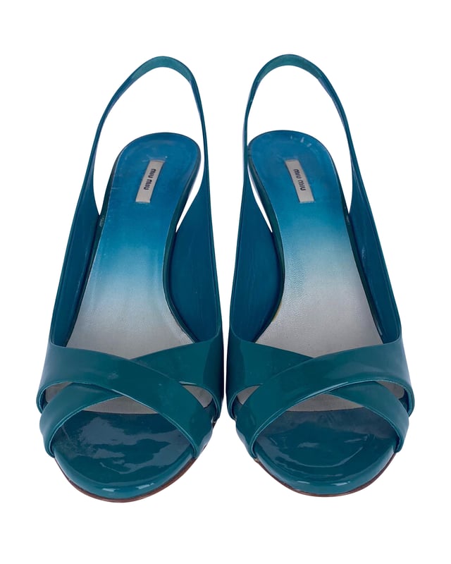Empfohlener Verkaufspreis
Blaue Lackpumps mit gekreuzten Riemchen und offener Spitze. Die Laufsohlen sind markiert. Ohne Verpackung. Innensohle: 23,7 cm. Innensohlenbreite: 7 cm.

Miu Miu Offene Slingback-Pumps in Türkis aus Lackleder
Farbe: Türkis
Material: Leder | Lackleder
Zustand: gut, sichtbare Gebrauchsspuren
Größe: 38,5
Gebrauchsspuren: keine
Artikelnummer: 85103