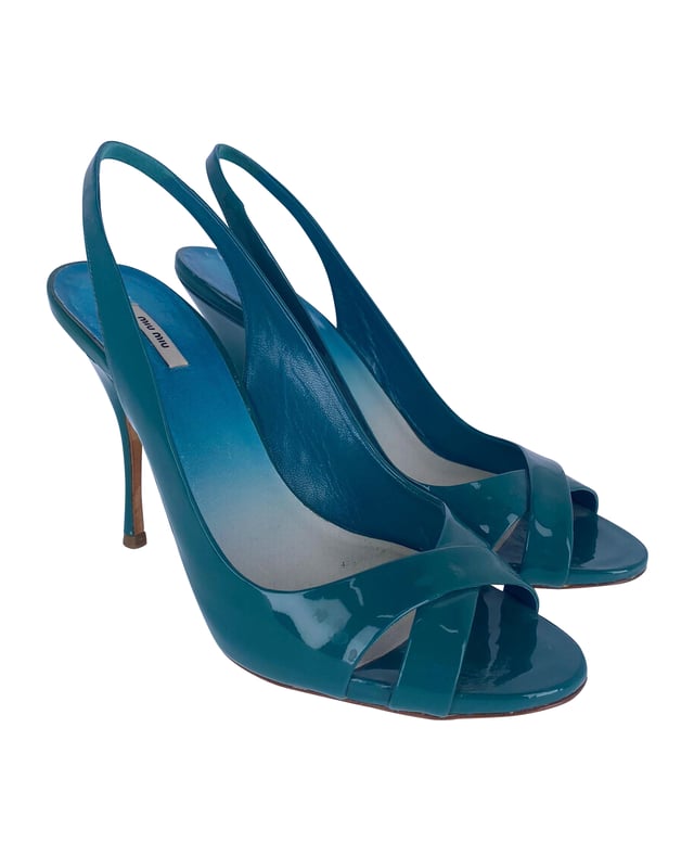 Empfohlener Verkaufspreis
Blaue Lackpumps mit gekreuzten Riemchen und offener Spitze. Die Laufsohlen sind markiert. Ohne Verpackung. Innensohle: 23,7 cm. Innensohlenbreite: 7 cm.

Miu Miu Offene Slingback-Pumps in Türkis aus Lackleder
Farbe: Türkis
Material: Leder | Lackleder
Zustand: gut, sichtbare Gebrauchsspuren
Größe: 38,5
Gebrauchsspuren: keine
Artikelnummer: 85103