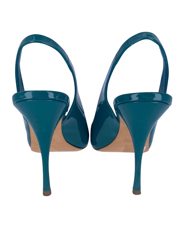 Empfohlener Verkaufspreis
Blaue Lackpumps mit gekreuzten Riemchen und offener Spitze. Die Laufsohlen sind markiert. Ohne Verpackung. Innensohle: 23,7 cm. Innensohlenbreite: 7 cm.

Miu Miu Offene Slingback-Pumps in Türkis aus Lackleder
Farbe: Türkis
Material: Leder | Lackleder
Zustand: gut, sichtbare Gebrauchsspuren
Größe: 38,5
Gebrauchsspuren: keine
Artikelnummer: 85103
