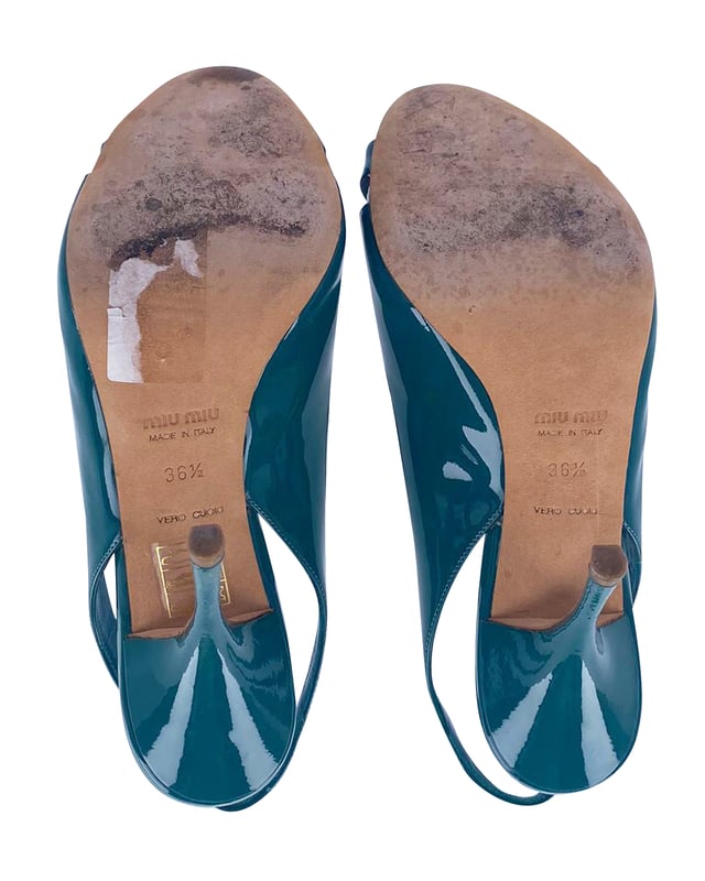 Empfohlener Verkaufspreis
Blaue Lackpumps mit gekreuzten Riemchen und offener Spitze. Die Laufsohlen sind markiert. Ohne Verpackung. Innensohle: 23,7 cm. Innensohlenbreite: 7 cm.

Miu Miu Offene Slingback-Pumps in Türkis aus Lackleder
Farbe: Türkis
Material: Leder | Lackleder
Zustand: gut, sichtbare Gebrauchsspuren
Größe: 38,5
Gebrauchsspuren: keine
Artikelnummer: 85103