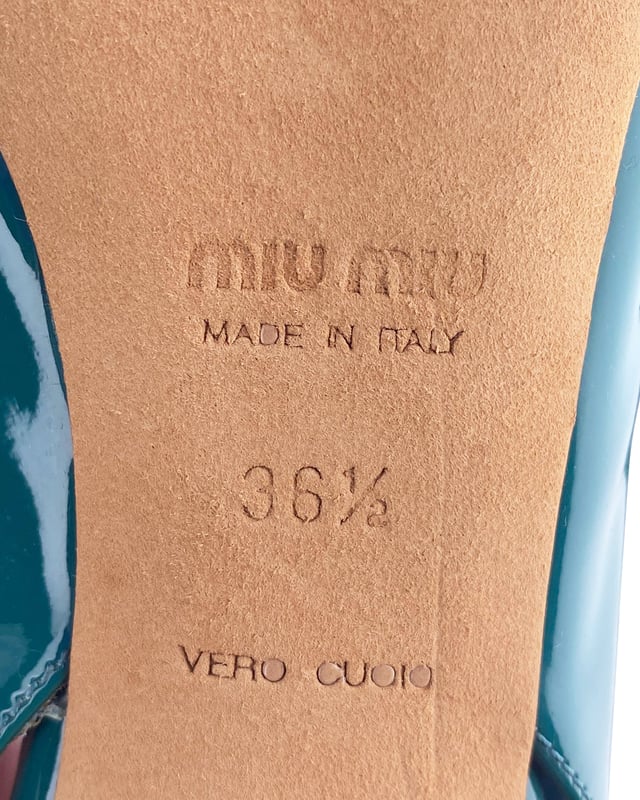 Empfohlener Verkaufspreis
Blaue Lackpumps mit gekreuzten Riemchen und offener Spitze. Die Laufsohlen sind markiert. Ohne Verpackung. Innensohle: 23,7 cm. Innensohlenbreite: 7 cm.

Miu Miu Offene Slingback-Pumps in Türkis aus Lackleder
Farbe: Türkis
Material: Leder | Lackleder
Zustand: gut, sichtbare Gebrauchsspuren
Größe: 38,5
Gebrauchsspuren: keine
Artikelnummer: 85103