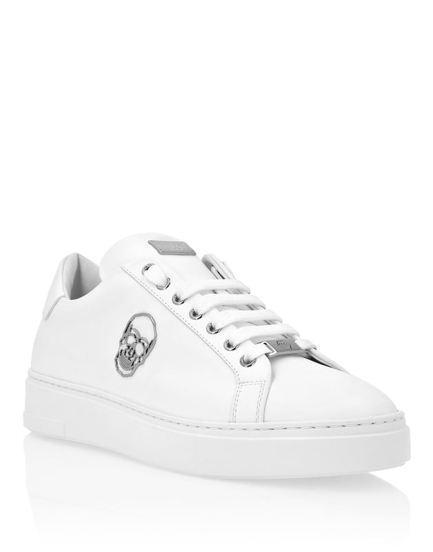 Diese modernen und mutigen Low-Top-Sneaker aus Leder bieten eine Kombination aus elegantem Design und auffälligen Details. Ein Must-have für alle, die Komfort und Luxus zu schätzen wissen.    Low-Top-Silhouette für einen sauberen, zeitgenössischen Look.   Premium-Lederkonstruktion für Haltbarkeit und Komfort.   Totenkopf-Emblem-Details für ein kantiges, ikonisches Finish.   Dicke Gummisohle für verbesserten Komfort und Grip.   Perfekt für lässigen Luxus mit einer unverwechselbaren Einstellung.