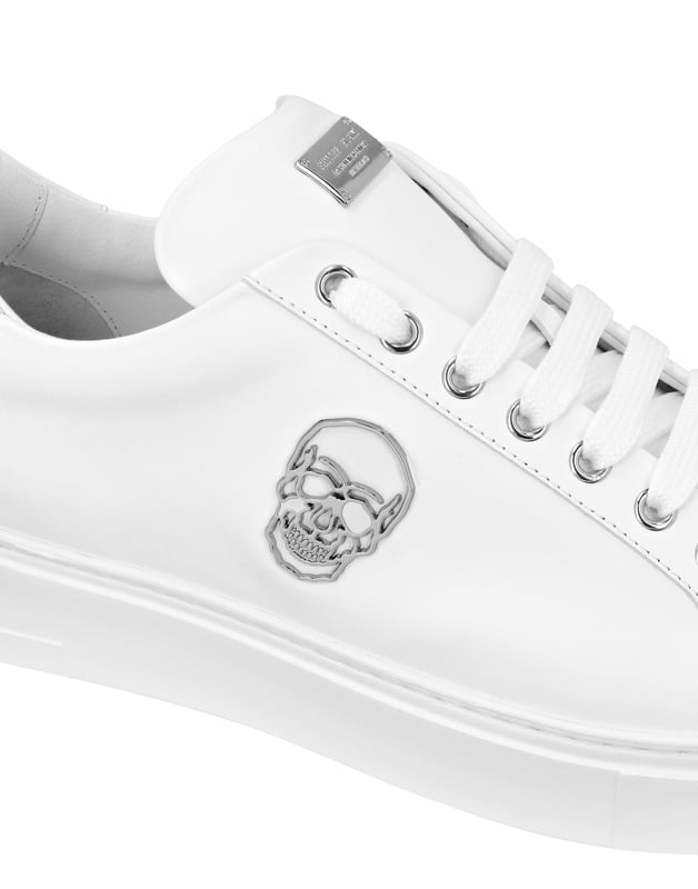 Diese modernen und mutigen Low-Top-Sneaker aus Leder bieten eine Kombination aus elegantem Design und auffälligen Details. Ein Must-have für alle, die Komfort und Luxus zu schätzen wissen.    Low-Top-Silhouette für einen sauberen, zeitgenössischen Look.   Premium-Lederkonstruktion für Haltbarkeit und Komfort.   Totenkopf-Emblem-Details für ein kantiges, ikonisches Finish.   Dicke Gummisohle für verbesserten Komfort und Grip.   Perfekt für lässigen Luxus mit einer unverwechselbaren Einstellung.