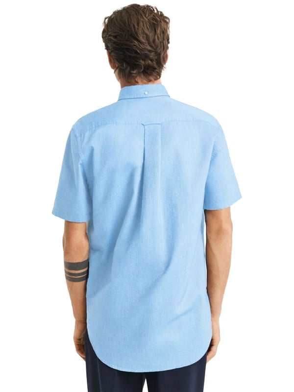 Clásica y versátil, la camisa Oxford es una prenda esencial de estilo smart-casual confeccionada en algodón resistente. Diseñada con corte regular y mangas cortas, es perfecta para los meses más cálidos. Sus detalles incluyen un cuello abotonado, bajo curvado, bolsillo en el pecho con bordado de escudo y una tabla en la espalda con presilla para mayor comodidad y estilo.