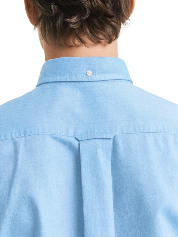 Clásica y versátil, la camisa Oxford es una prenda esencial de estilo smart-casual confeccionada en algodón resistente. Diseñada con corte regular y mangas cortas, es perfecta para los meses más cálidos. Sus detalles incluyen un cuello abotonado, bajo curvado, bolsillo en el pecho con bordado de escudo y una tabla en la espalda con presilla para mayor comodidad y estilo.