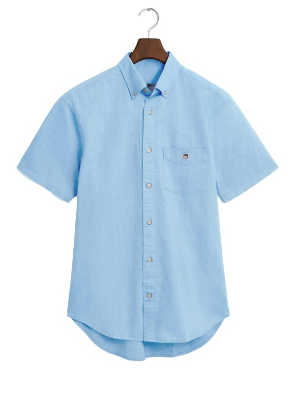 Clásica y versátil, la camisa Oxford es una prenda esencial de estilo smart-casual confeccionada en algodón resistente. Diseñada con corte regular y mangas cortas, es perfecta para los meses más cálidos. Sus detalles incluyen un cuello abotonado, bajo curvado, bolsillo en el pecho con bordado de escudo y una tabla en la espalda con presilla para mayor comodidad y estilo.