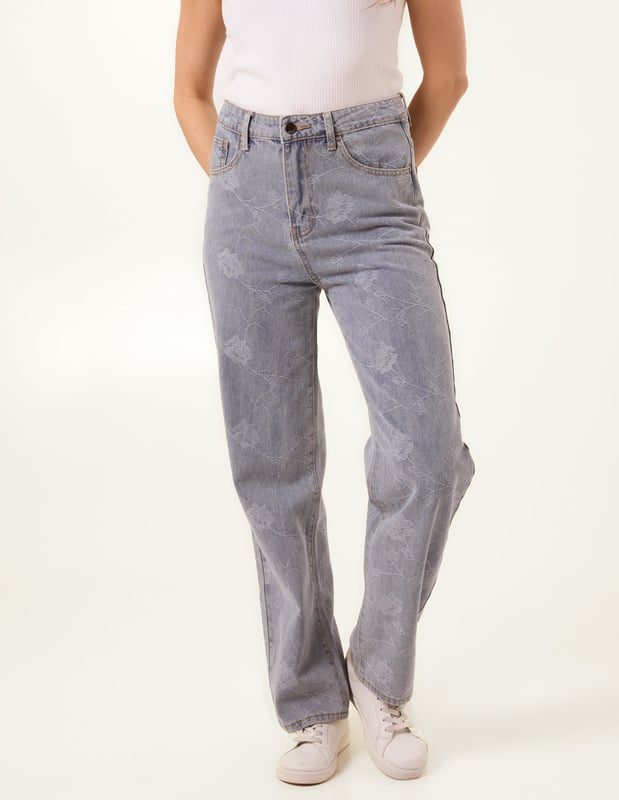 Add some fun to your denim this season. Team these embroidery jeans with a basic tee and sneaker and look nothing but a trendy, casual chic.