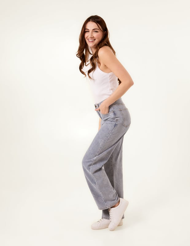 Add some fun to your denim this season. Team these embroidery jeans with a basic tee and sneaker and look nothing but a trendy, casual chic.