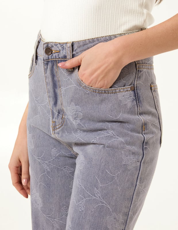 Add some fun to your denim this season. Team these embroidery jeans with a basic tee and sneaker and look nothing but a trendy, casual chic.