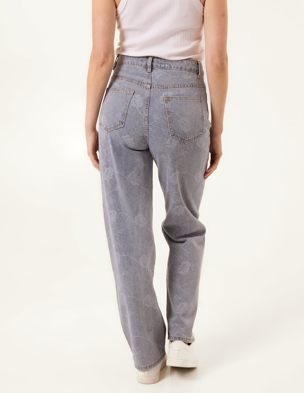 Add some fun to your denim this season. Team these embroidery jeans with a basic tee and sneaker and look nothing but a trendy, casual chic.