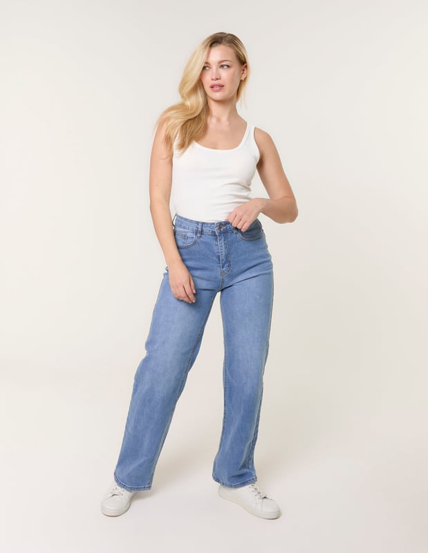 Create a retro-inspired look in seconds wearing these denim flared jeans. Team these with a chunky knit cardigan or check shirt for a throwbacks kinda look.