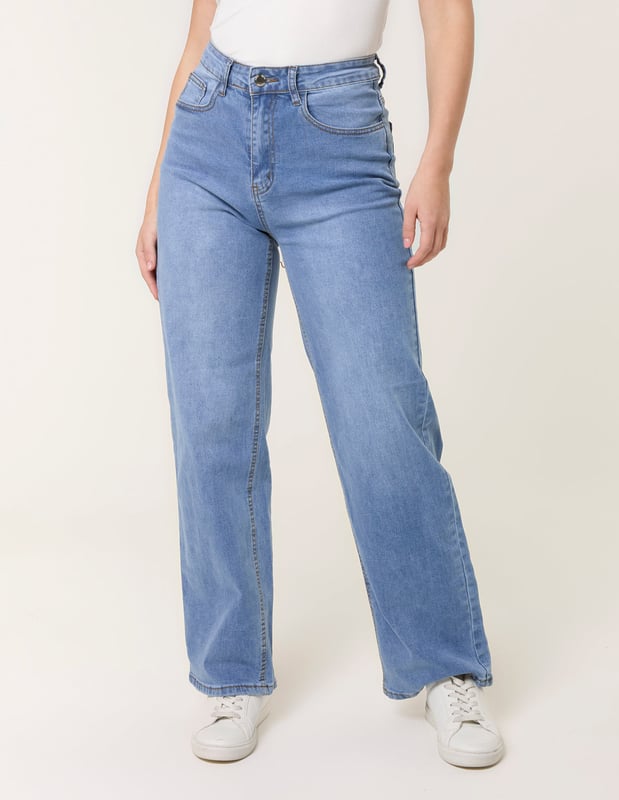 Create a retro-inspired look in seconds wearing these denim flared jeans. Team these with a chunky knit cardigan or check shirt for a throwbacks kinda look.