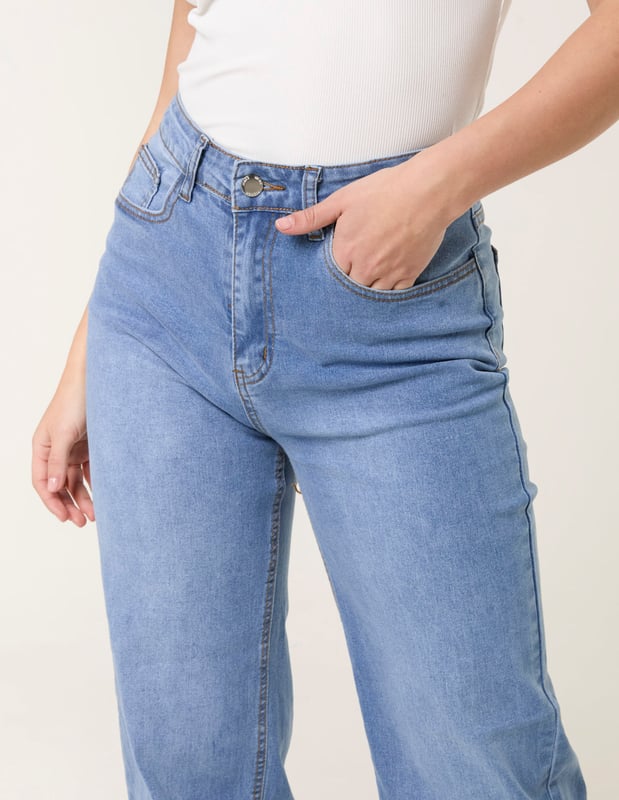 Create a retro-inspired look in seconds wearing these denim flared jeans. Team these with a chunky knit cardigan or check shirt for a throwbacks kinda look.