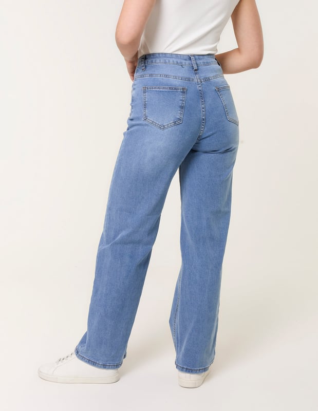 Create a retro-inspired look in seconds wearing these denim flared jeans. Team these with a chunky knit cardigan or check shirt for a throwbacks kinda look.