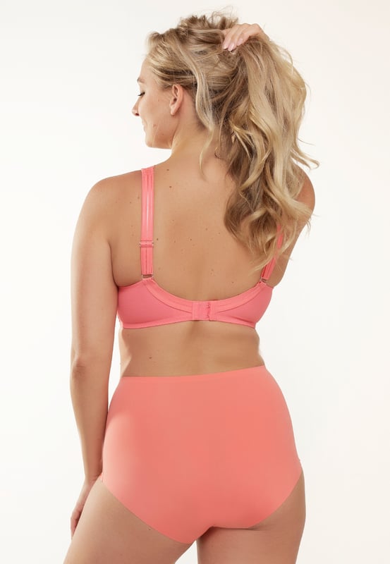 De 1400HWB-1 is een nieuwe topper uit de LingaDore Daily collectie. Deze comfortabele nieuwe hoge slip is gemaakt van zachte micro en heeft een katoenen kruisje. De slip voelt en draagt als een tweede huid en is onzichtbaar onder je kleding. Ze worden verpakt per 2 stuks.