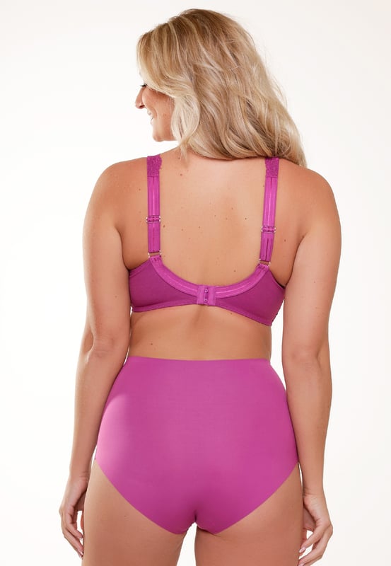 Der 1400HWB-1 ist ein neuer Hohe Slip aus der LingaDore Daily Kollektion. Dieser bequeme Slip ist aus weichem Microfaserstoff gefertigt und hat einen Baumwollzwickel. Der Slip trägt sich wie eine zweite Haut und ist unter der Kleidung unsichtbar. Sie sind im 2er-Pack verpackt.