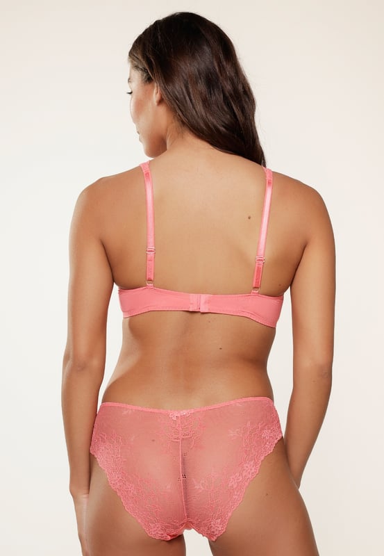 Deze 1400B-3 lace slip is echt een eyecatcher uit de  LingaDore Daily collectie! De slip is gemaakt van confortabel materiaal wat zorgt voor een mooie en aangename pasvorm. De achterzijde van de slip is volledig in kant! De voorzijde is in micro en is afgewerkt met een strikje.