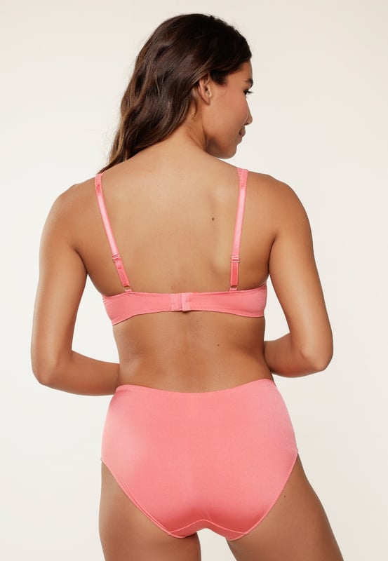 Met deze maxi slip laten we zien dat hoge slips ook sexy en comfortabel kunnen zijn! Deze hoge slip heeft een super comfortabele pasvorm. De kleuren zijn te combineren met (bijna) elke bh uit onze Daily serie.