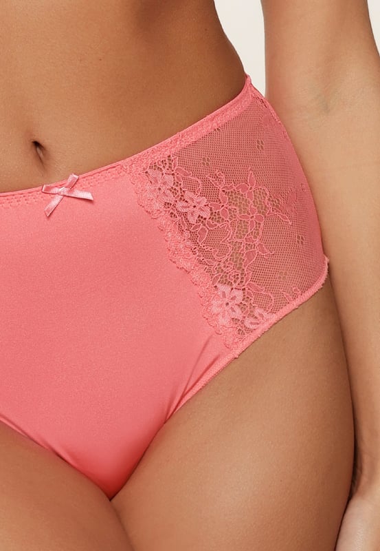 Met deze maxi slip laten we zien dat hoge slips ook sexy en comfortabel kunnen zijn! Deze hoge slip heeft een super comfortabele pasvorm. De kleuren zijn te combineren met (bijna) elke bh uit onze Daily serie.