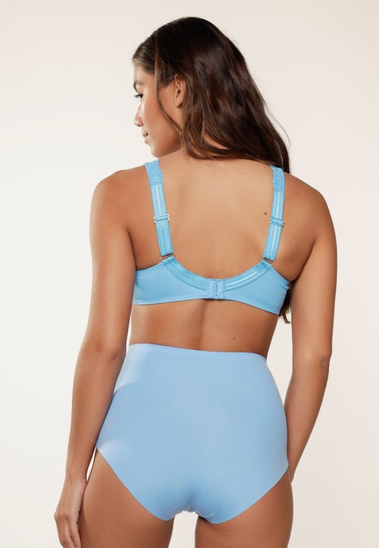 De 1400HWB-1 is een nieuwe topper uit de LingaDore Daily collectie. Deze comfortabele nieuwe hoge slip is gemaakt van zachte micro en heeft een katoenen kruisje. De slip voelt en draagt als een tweede huid en is onzichtbaar onder je kleding. Ze worden verpakt per 2 stuks.