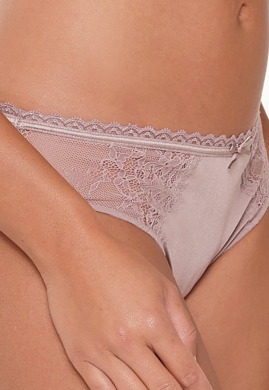 Deze 1400B rio slip is een perfect item uit de basiscollectie van LingaDore. De slip is uitgevoerd in een soepel vallend micro materiaal wat zorgt voor een fijne en zachte pasvorm. De slip is aan de voorzijde voorzien van kant en een strikje.