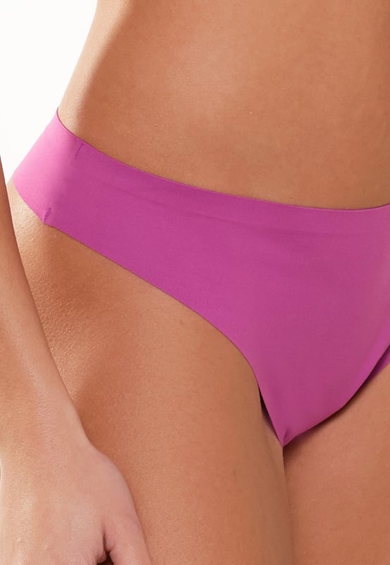 De 1400T-1 is een nieuw artikel uit de succesvolle LingaDore Daily collectie. Deze comfortabele string is gemaakt van zachte micro en heeft een katoenen kruisje. De slip voelt en draagt als een tweede huid en is onzichtbaar onder je kleding. Ze worden verpakt per 2 stuks en zijn matchend met de kleuren uit de lingerie collectie.