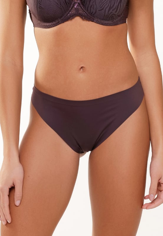 El 1400T-1 es un nuevo artículo de la exitosa colección Daily de LingaDore. Esta cómoda braguita está hecha de microfibra suave y tiene un refuerzo de algodón. Las braguitas se sienten y se usan como una segunda piel y son invisibles bajo tu ropa. Vienen empaquetadas de 2 piezas y combinan con los colores de la colección de lencería.