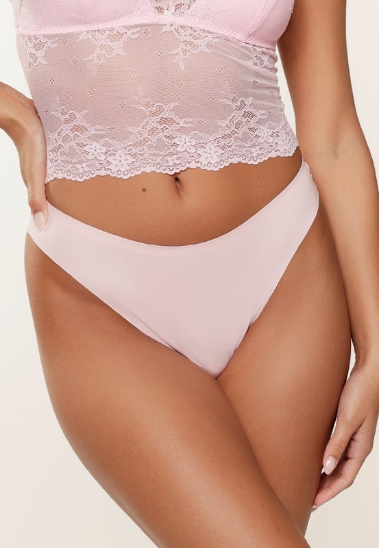 De 1400T-1 is een nieuw artikel uit de succesvolle LingaDore Daily collectie. Deze comfortabele string is gemaakt van zachte micro en heeft een katoenen kruisje. De slip voelt en draagt als een tweede huid en is onzichtbaar onder je kleding. Ze worden verpakt per 2 stuks en zijn matchend met de kleuren uit de lingerie collectie.