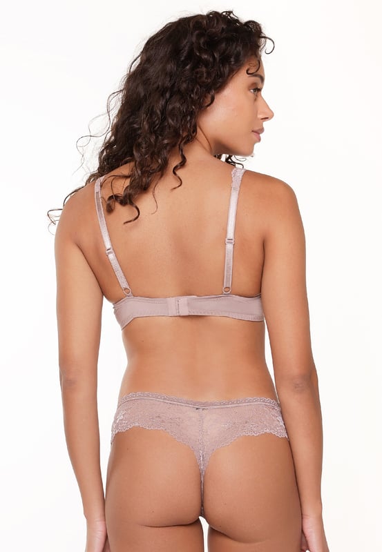 El tanga 1400T es uno de los más vendidos de la colección Daily de LingaDore. Combina esta prenda con diferentes sujetadores de la serie Daily del mismo nombre para completar tu conjunto de LingaDore. El tanga está hecho de suave encaje combinado con microfibra y tiene una entrepierna de algodón.