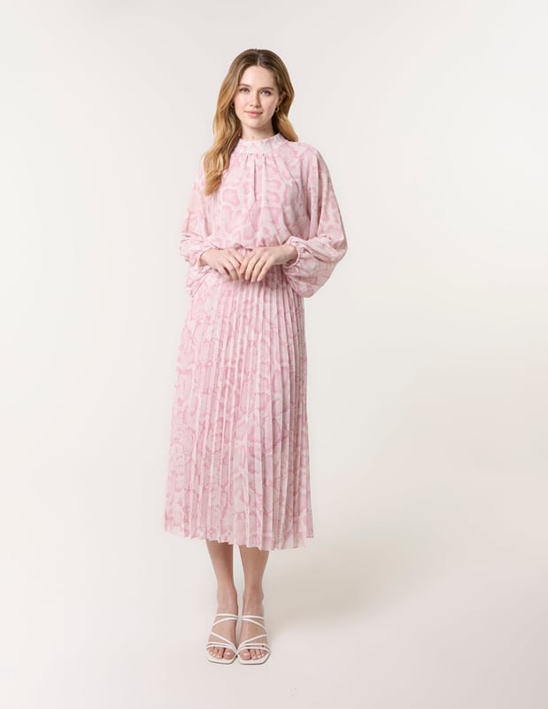 A must transitional piece that works for every single season. Team with sheer tights and court heels for a desk to date night kind of look.    