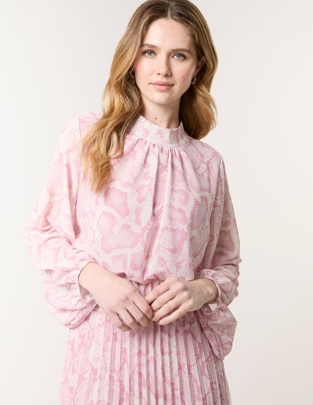 A must transitional piece that works for every single season. Team with sheer tights and court heels for a desk to date night kind of look.    