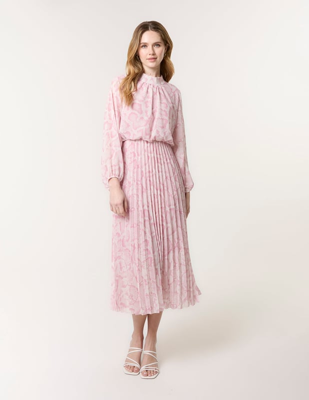 A must transitional piece that works for every single season. Team with sheer tights and court heels for a desk to date night kind of look.    