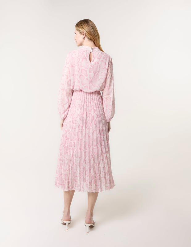 A must transitional piece that works for every single season. Team with sheer tights and court heels for a desk to date night kind of look.    