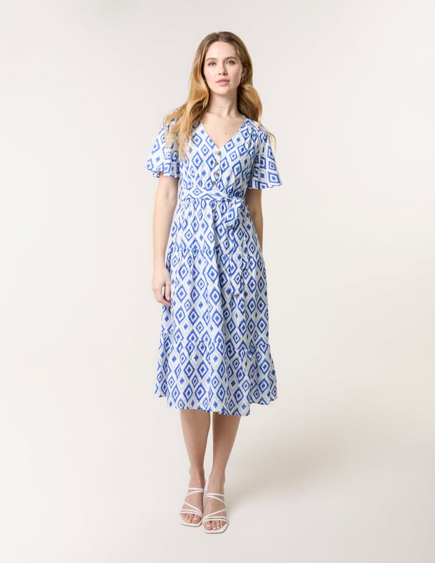 Say hello to the perfect summer day time look! Team this belted midi dress with beige sandals and a woven clutch bag and take on whatever your plans in total style.     