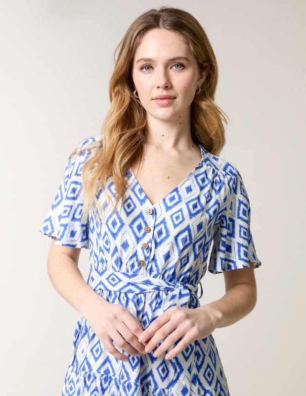 Say hello to the perfect summer day time look! Team this belted midi dress with beige sandals and a woven clutch bag and take on whatever your plans in total style.     
