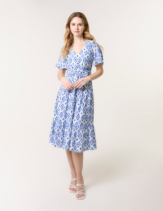 Say hello to the perfect summer day time look! Team this belted midi dress with beige sandals and a woven clutch bag and take on whatever your plans in total style.     