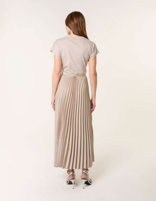 Jazz up your casual day to day look with this pleated dress. It's super soft and comfy but ensures to add some trend to your outfit for the day.     