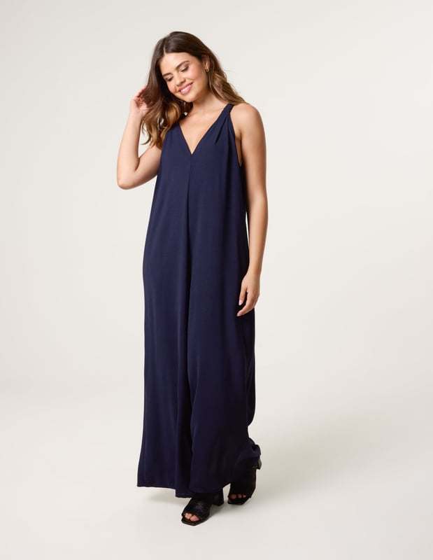 This jumpsuit is a comfortable and practical choice this summer. Its relaxed shape makes it ideal for those warmer days.     
