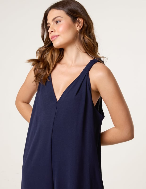 This jumpsuit is a comfortable and practical choice this summer. Its relaxed shape makes it ideal for those warmer days.     