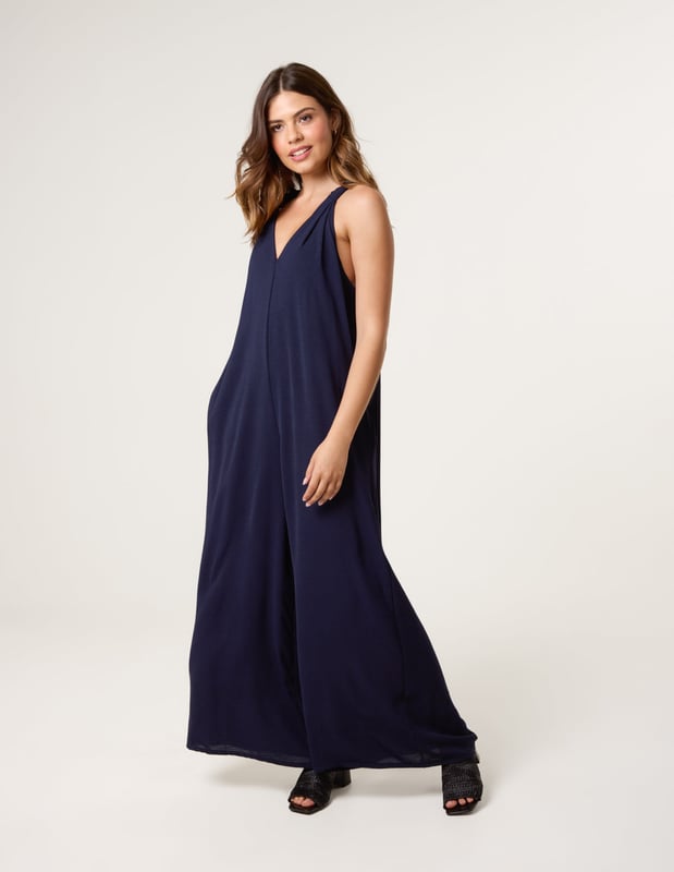 This jumpsuit is a comfortable and practical choice this summer. Its relaxed shape makes it ideal for those warmer days.     